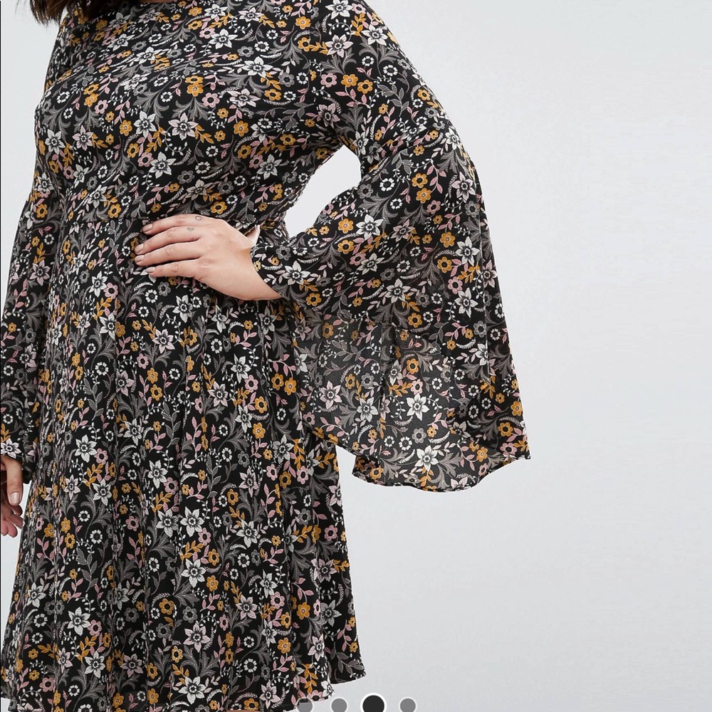 Super cute flute sleeve floral dress